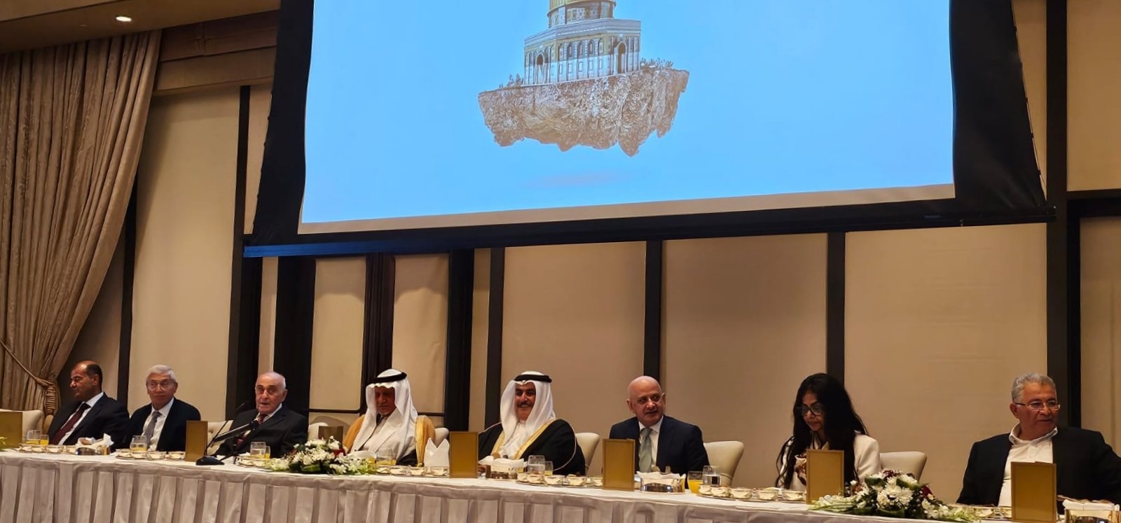 العاهل البحريني لدى استقبال وفد صندوق القدس